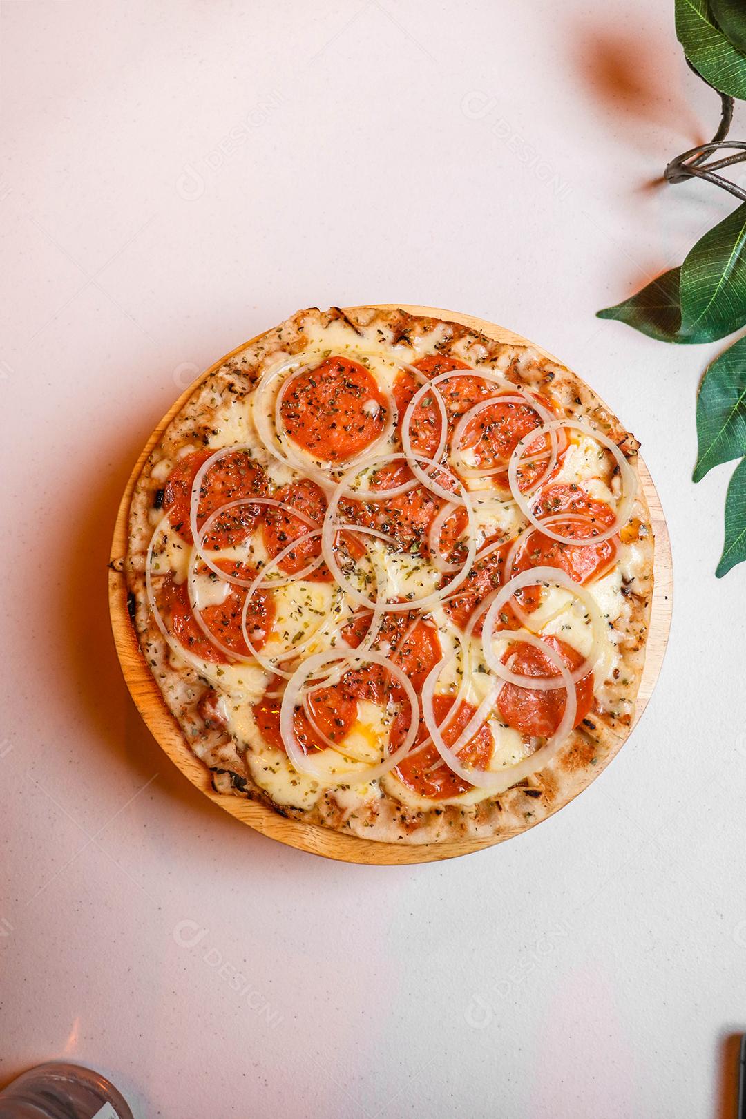 Comida pizza pizzarias forno sobre uma mesa branca