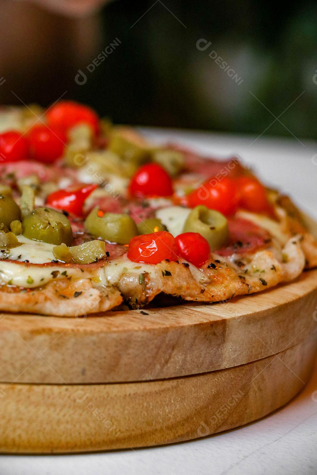 Comida pizza pizzarias forno sobre uma mesa branca