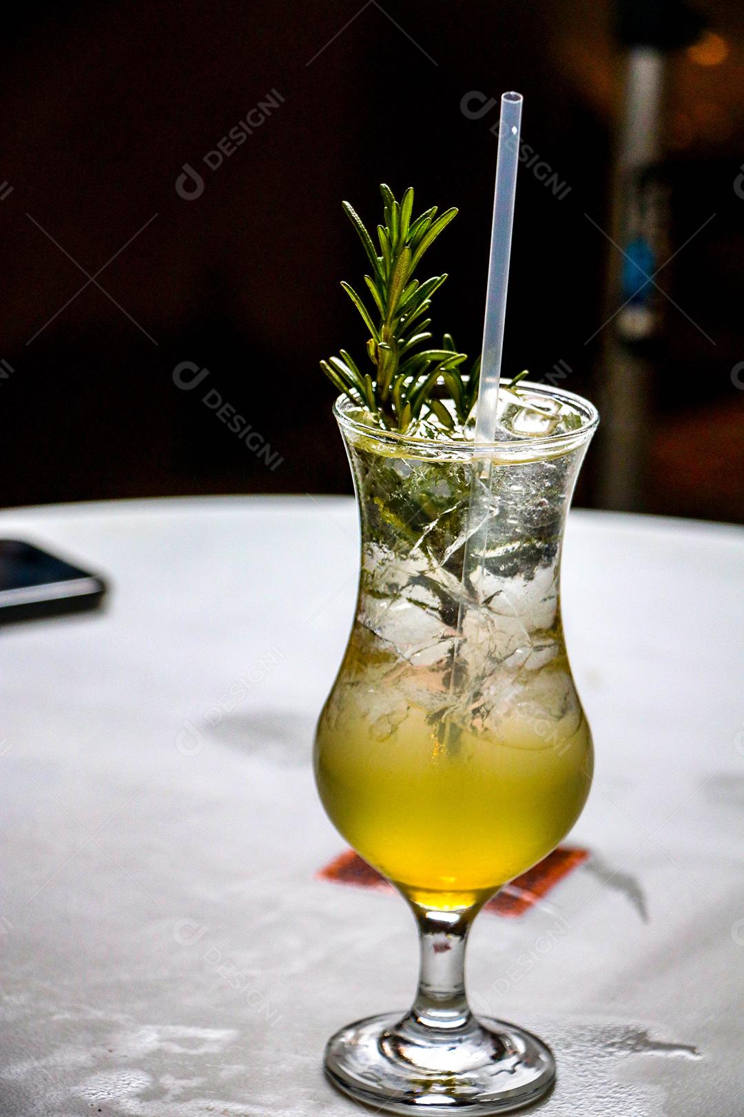 Bebida taça de vidro bebida suco fundo preto