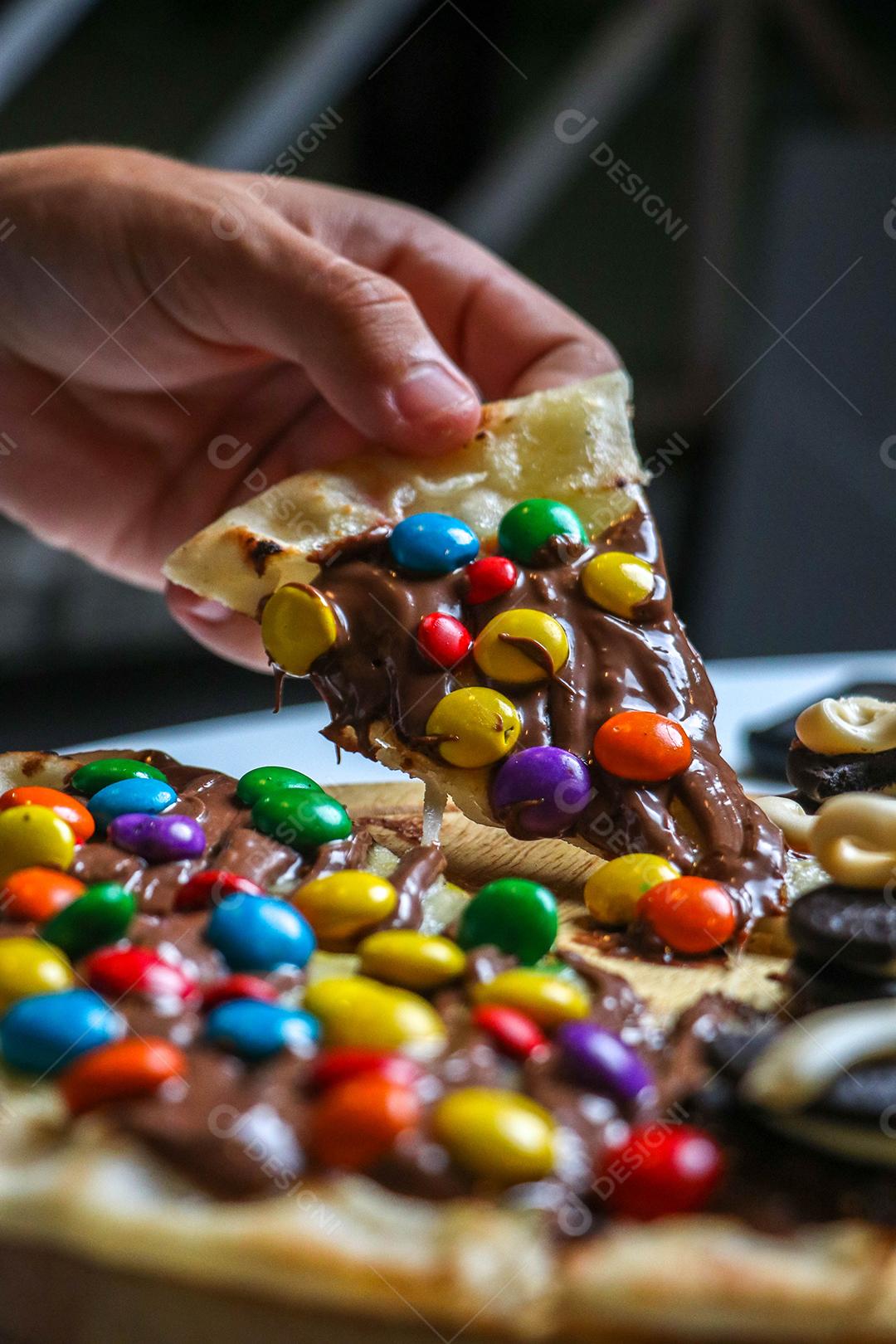 Mãos de pessoas pegando fatias pizza pizzarias