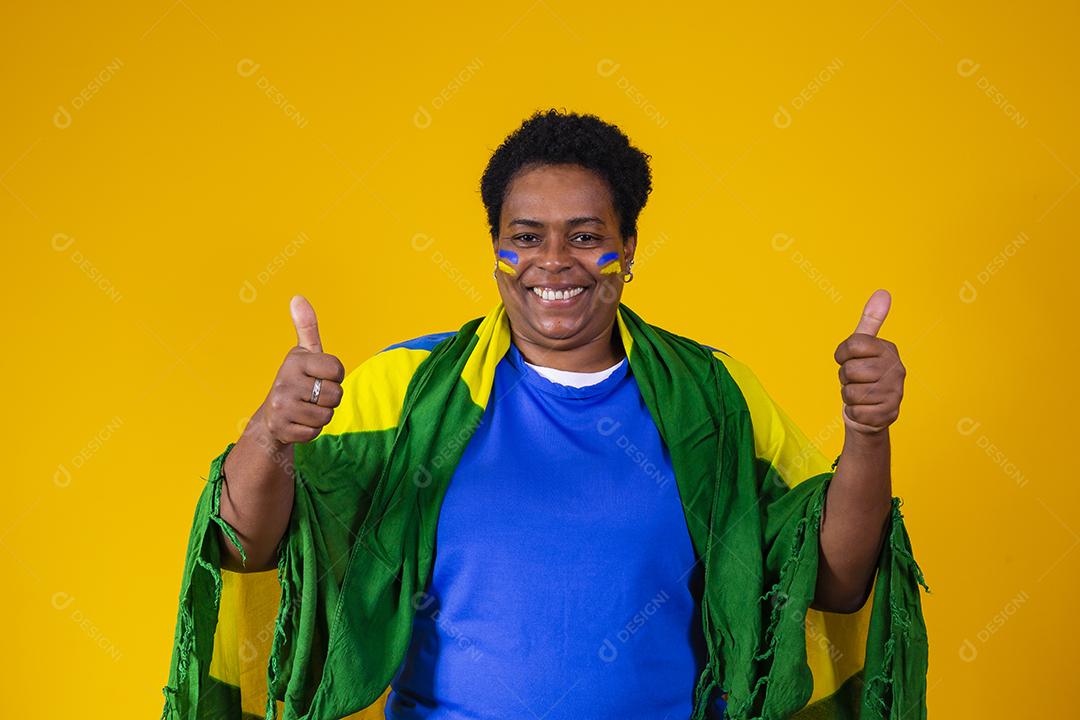 torcedor de mulher madura do brasil com o polegar para cima