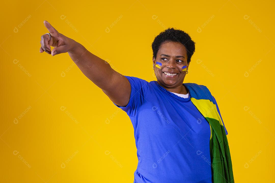 Torcedor de mulher madura do brasil apontando para o lado