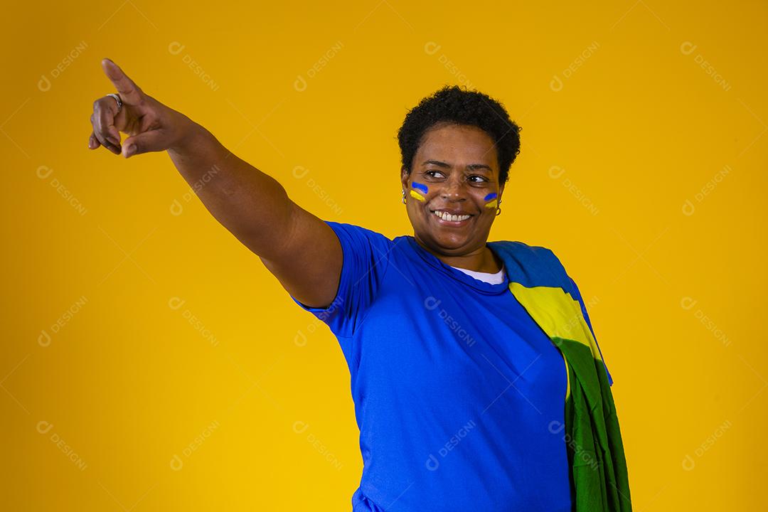 Torcedor de mulher madura do brasil apontando para o lado