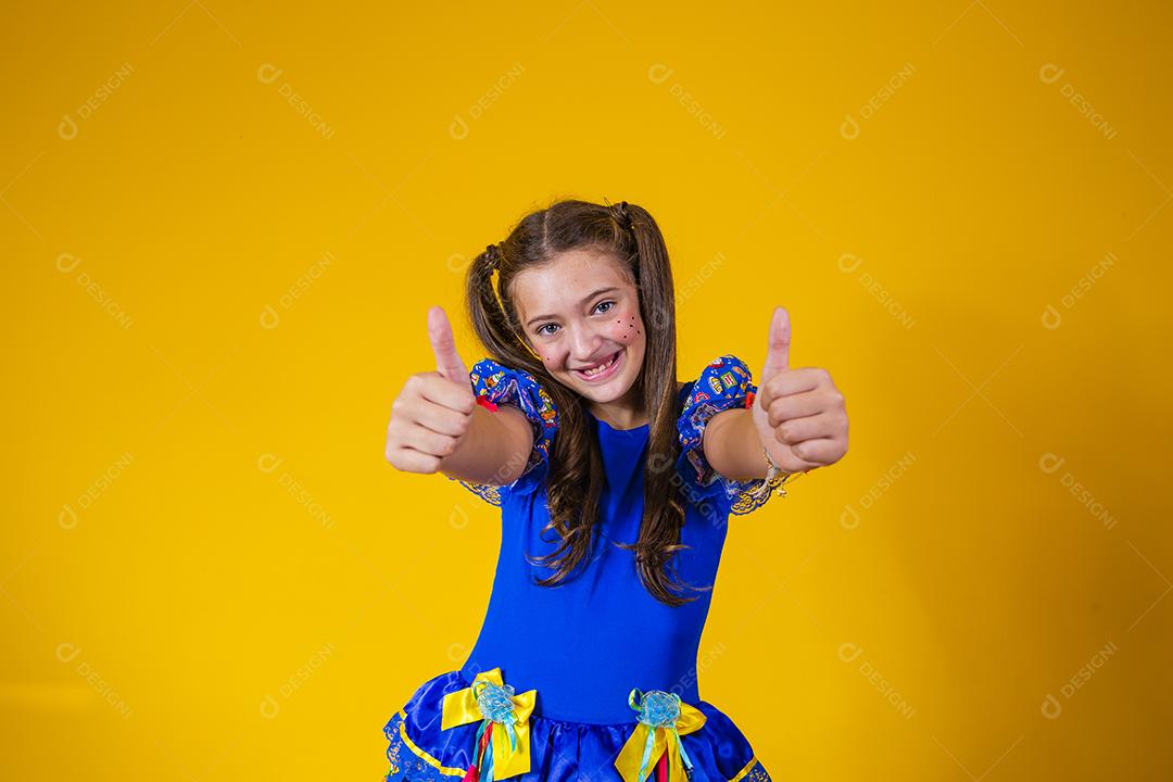 garota caucasiana com roupa de festa junina com o polegar para cima.