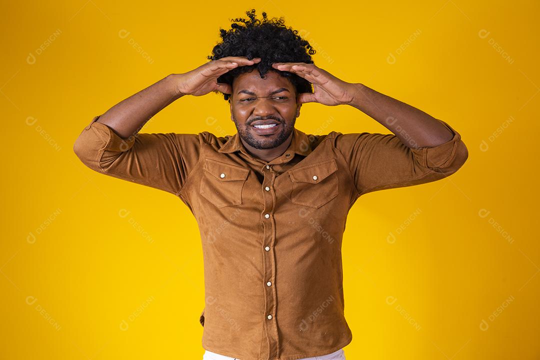 Jovem negro triste de mente pensativa e triste