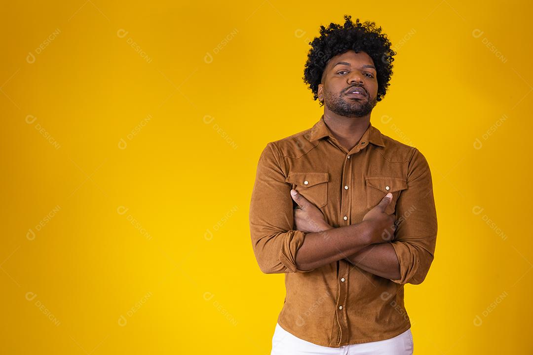 Jovem negro se sentindo feliz e bem sucedido, sorrindo e batendo palmas, dizendo parabéns com aplausos.