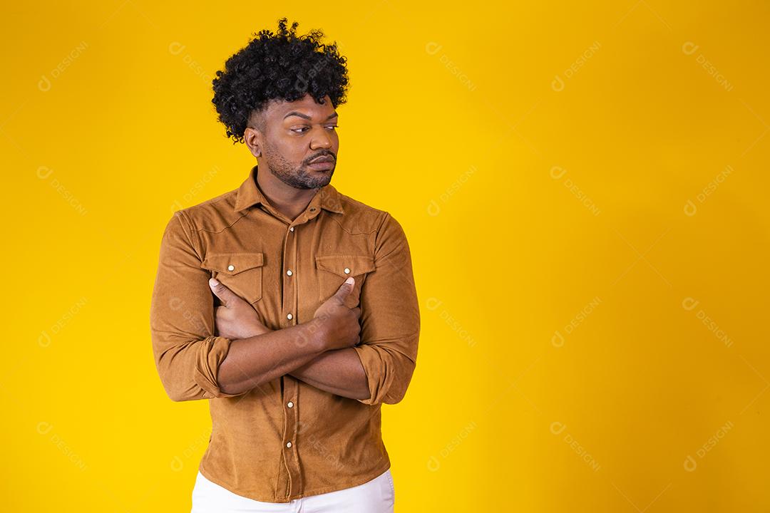 menino negro com os braços cruzados