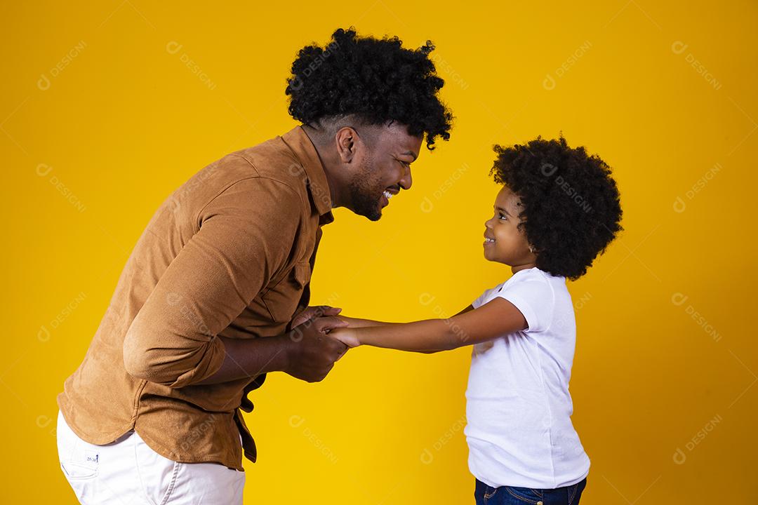 Dias dos pais Rapaz de negócios jovem com terno azul royal em fundo amarelo