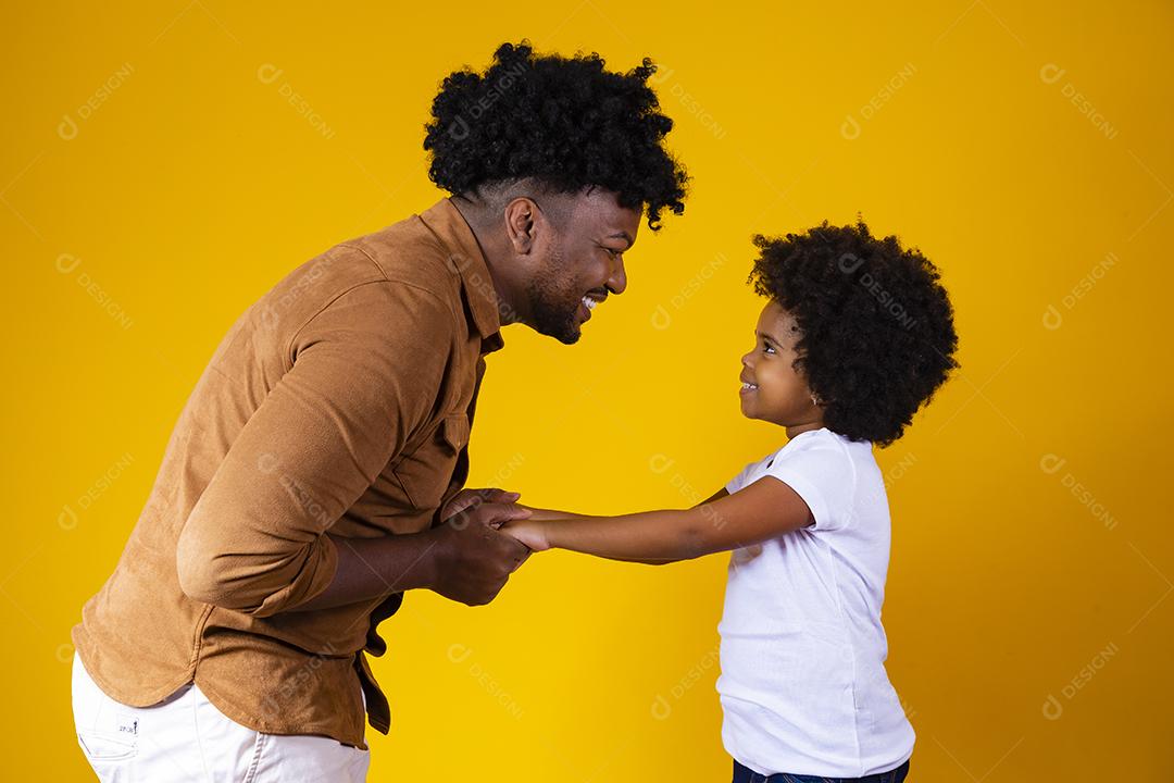 Dias dos pais Rapaz de negócios jovem com terno azul royal em fundo amarelo