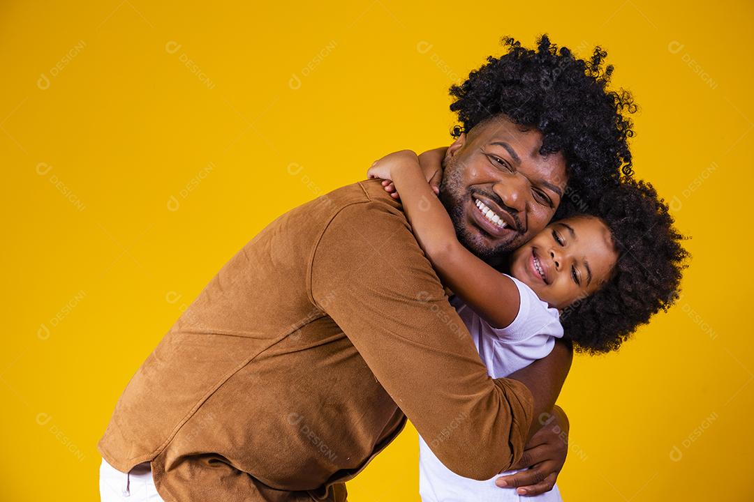 Dias dos pais Rapaz de negócios jovem com terno azul royal em fundo amarelo