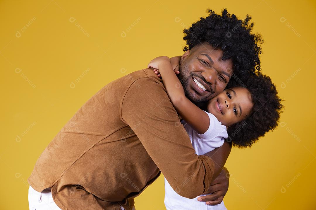 Dias dos pais Rapaz de negócios jovem com terno azul royal em fundo amarelo