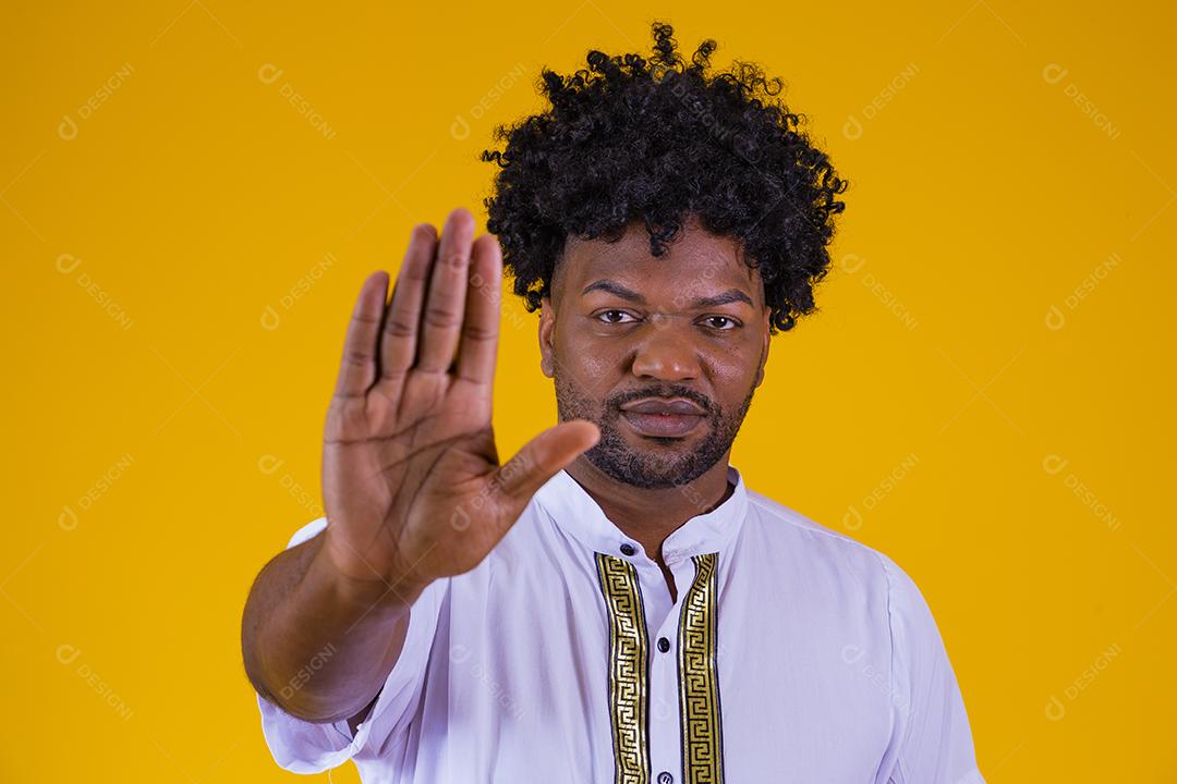 Jovem afro-americano mostrou a mão no sinal para eles pararem com o preconceito racial.