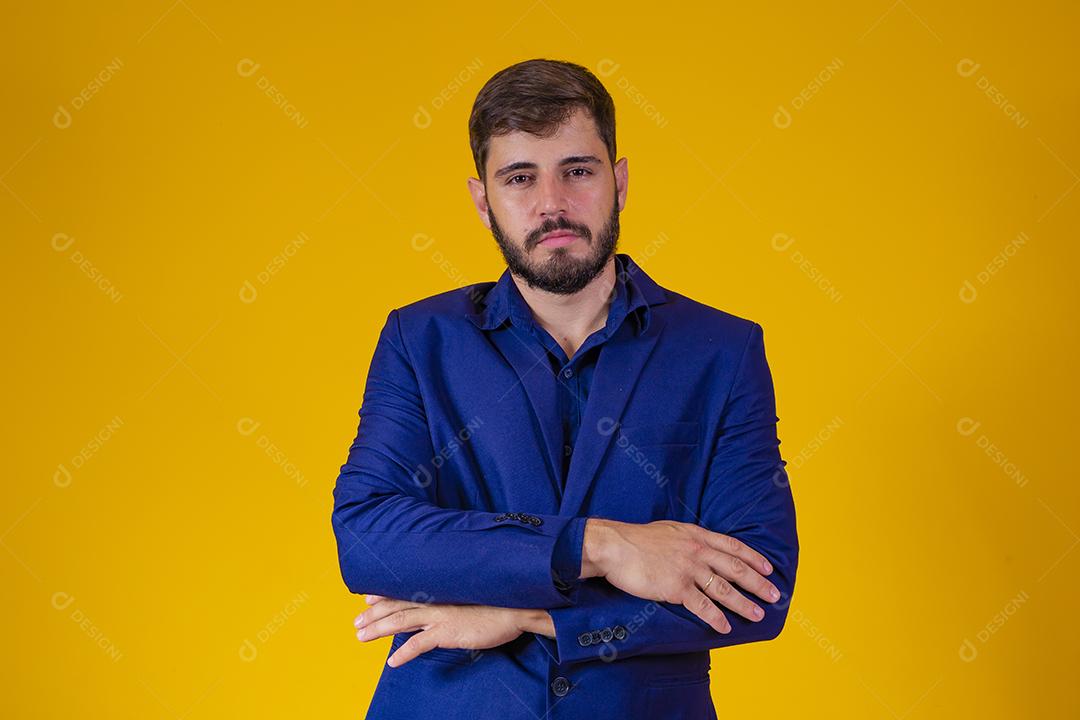rapaz de negócios jovem com terno azul royal em fundo amarelo