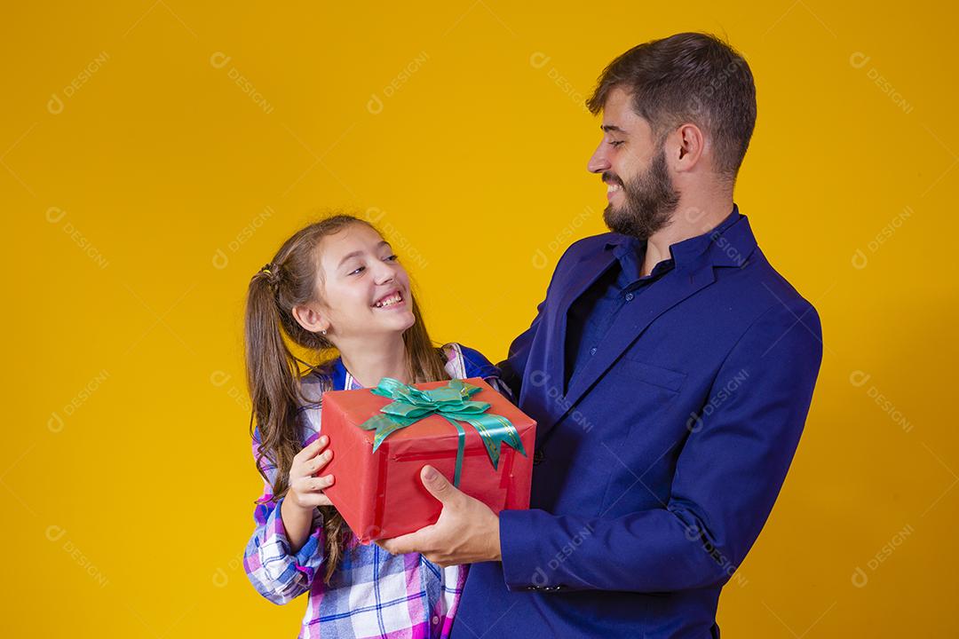 Feliz dia dos pais. Filha dando presente de dia dos pais para pai