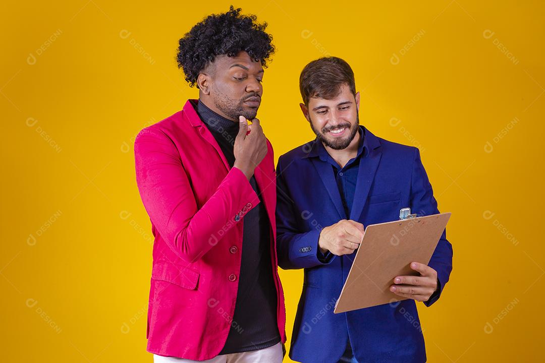 homens de negócios mostrando relatório de vendas