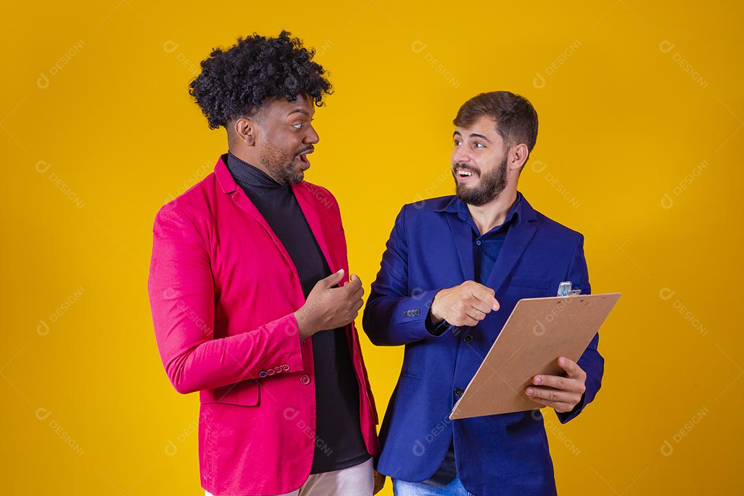 homens de negócios mostrando relatório de vendas