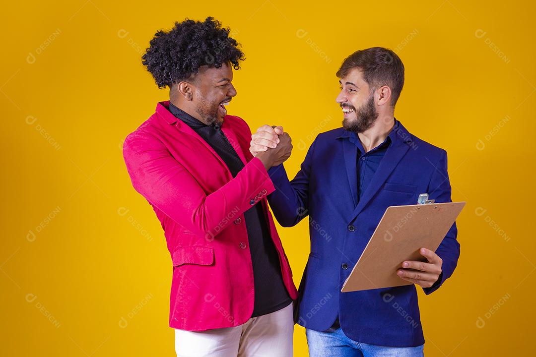 homens de negócios mostrando relatório de vendas