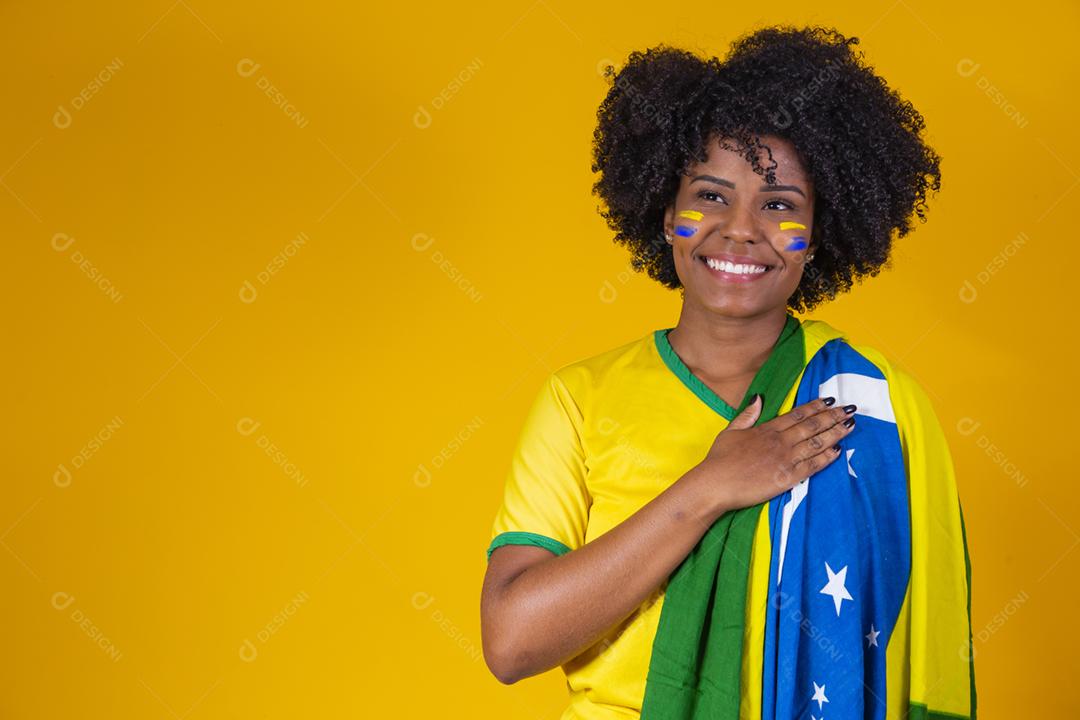 Fã brasileiro. vestindo a bandeira brasileira em um retrato, brasileiro