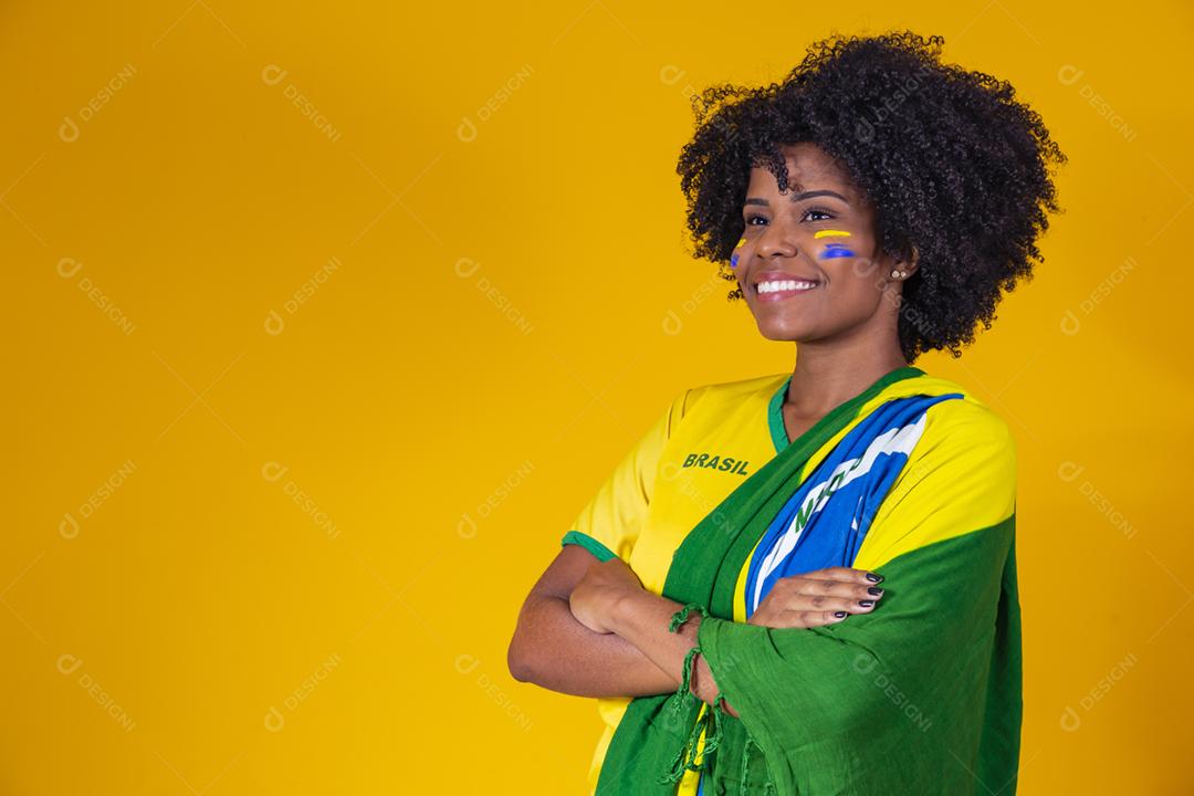 Fã brasileiro. vestindo a bandeira brasileira em um retrato, brasileiro