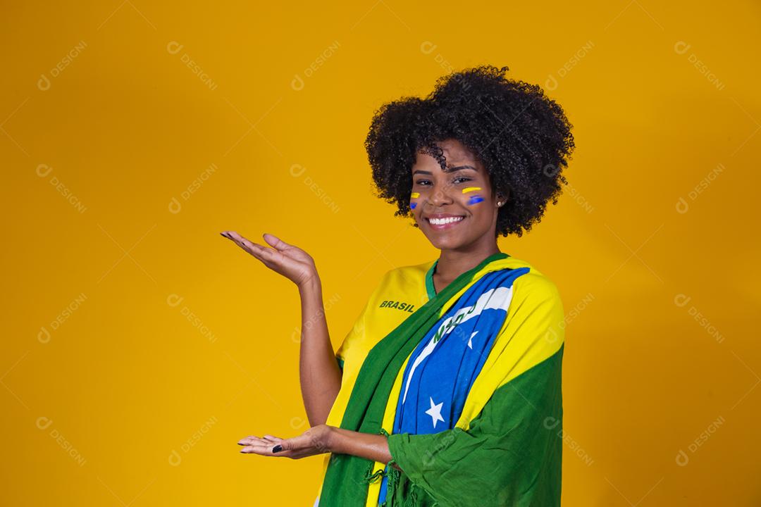 Fã brasileiro. vestindo a bandeira brasileira em um retrato, brasileiro