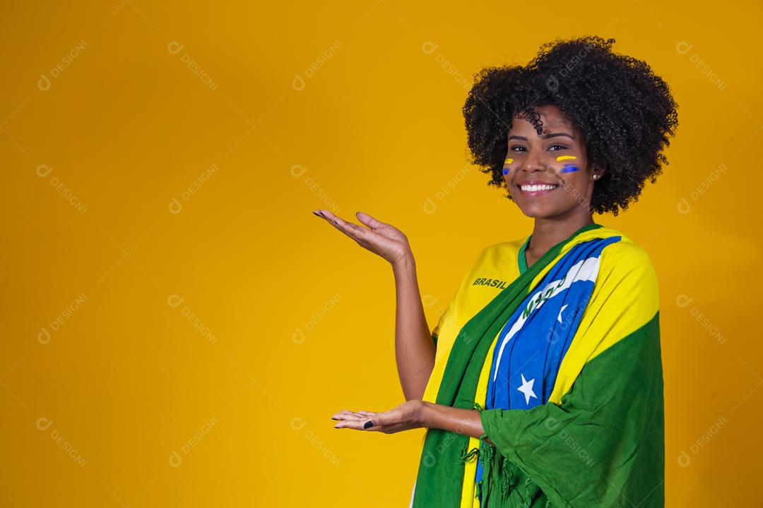 Fã brasileiro. vestindo a bandeira brasileira em um retrato, brasileiro