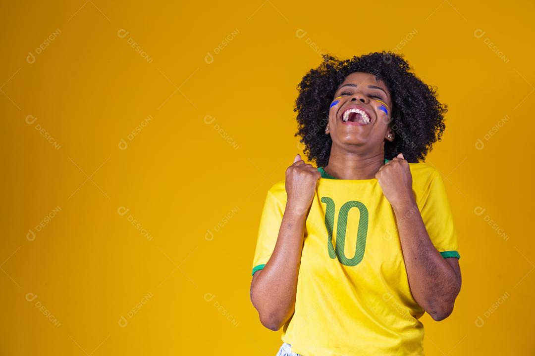 Fã brasileiro. vestindo a bandeira brasileira em um retrato, brasileiro