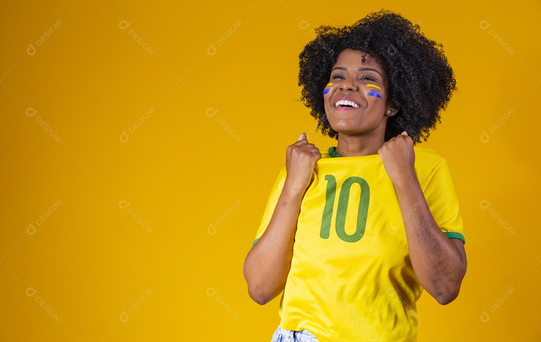 Fã brasileiro. vestindo a bandeira brasileira em um retrato, brasileiro