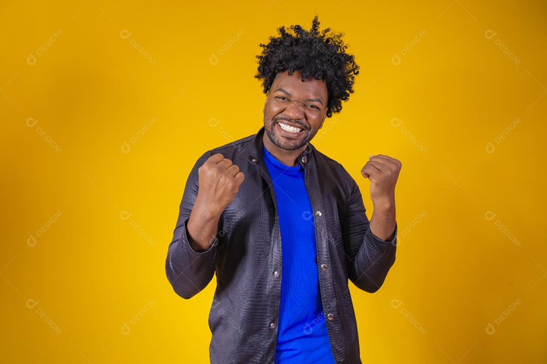 Feche o retrato bonito jovem afro com cabelo afro sorrindo