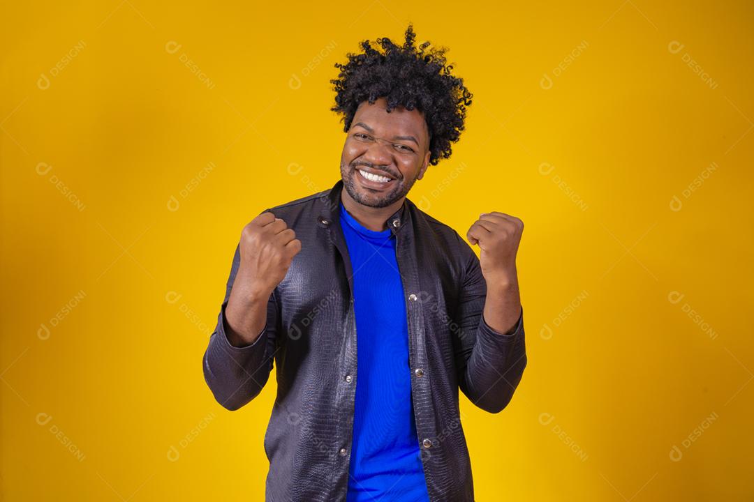 Feche o retrato bonito jovem afro com cabelo afro sorrindo