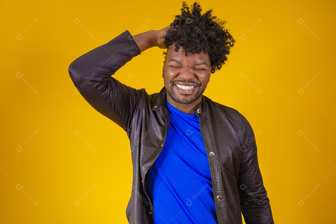 Feche o retrato bonito jovem afro com cabelo afro sorrindo