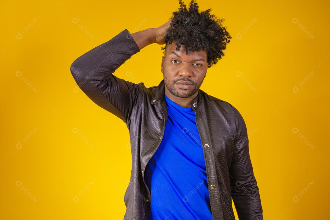 Feche o retrato bonito jovem afro com cabelo afro sorrindo