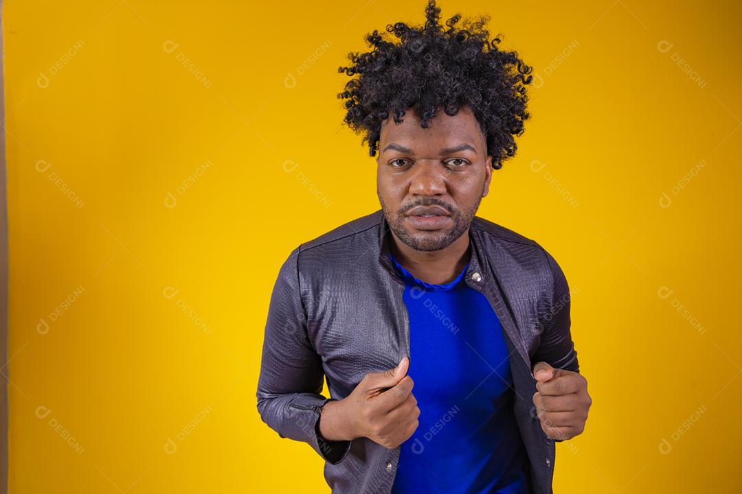 Feche o retrato bonito jovem afro com cabelo afro sorrindo