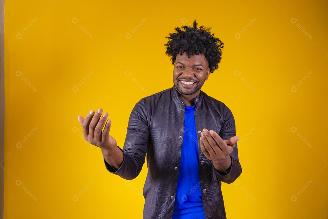 Feche o retrato bonito jovem afro com cabelo afro sorrindo