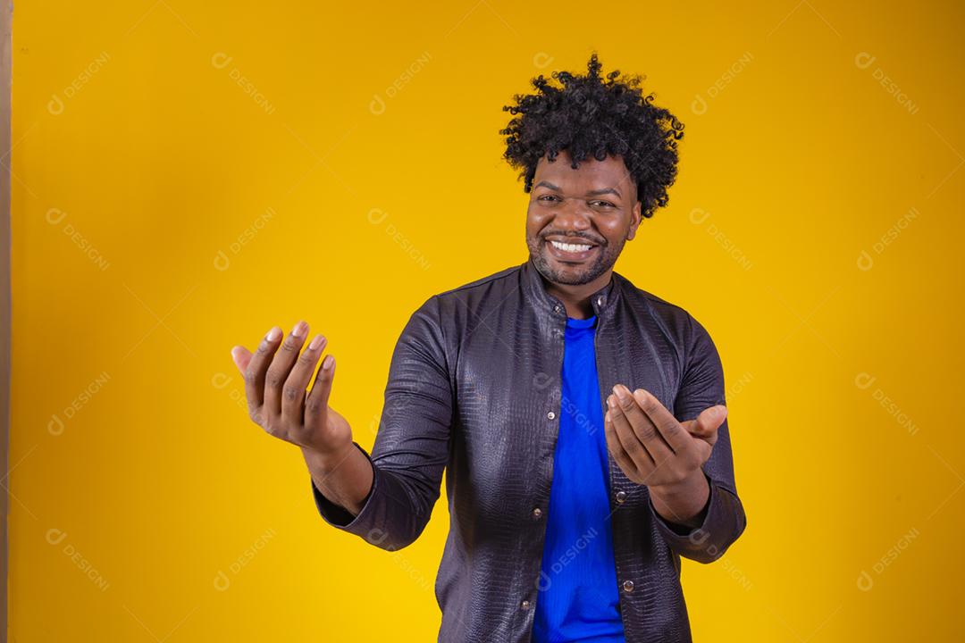 Feche o retrato bonito jovem afro com cabelo afro sorrindo