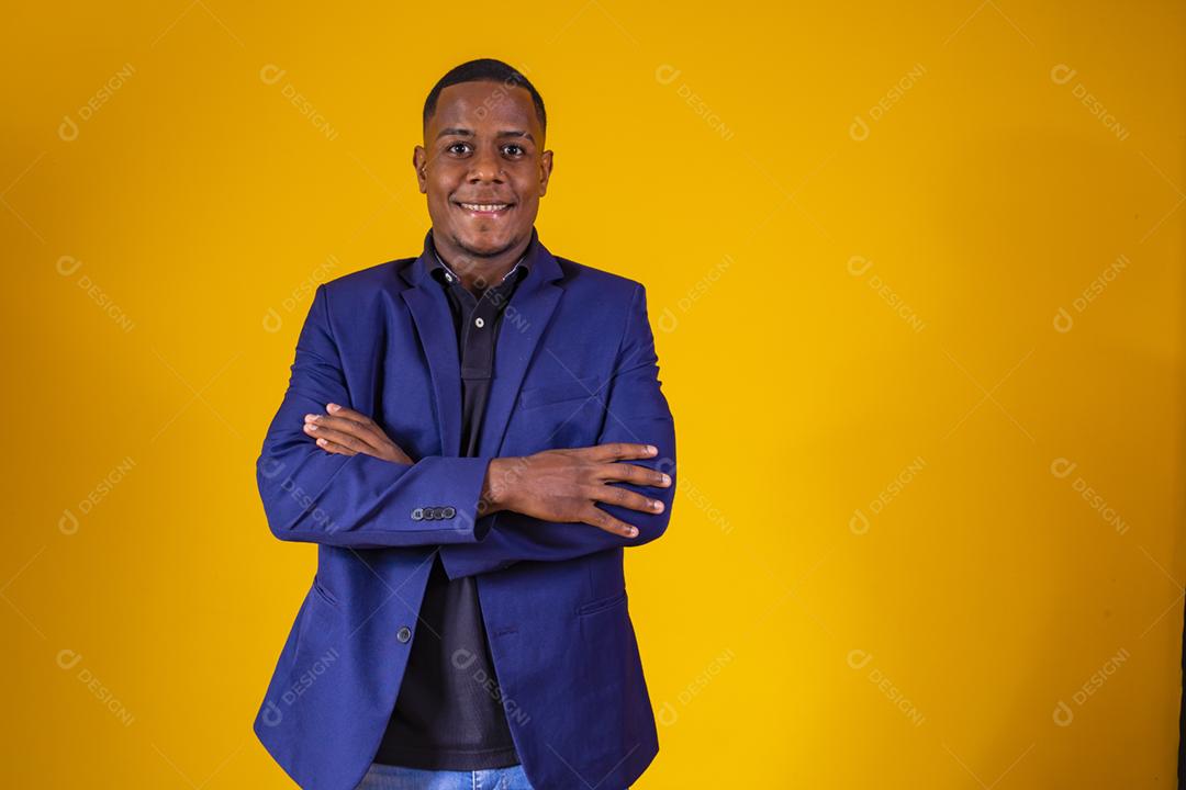 Homem afro brasileiro vestindo roupas formais