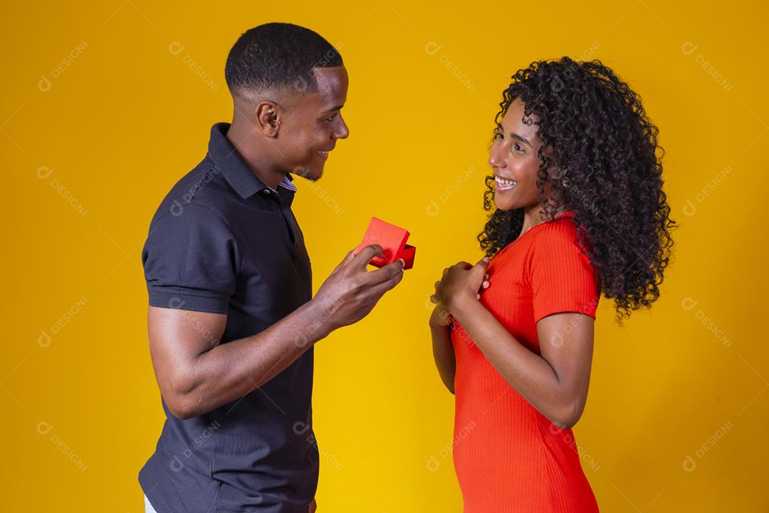 Casal afro-americanos apaixonados