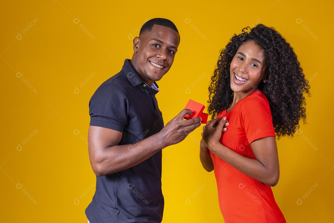 Casal afro-americanos apaixonados