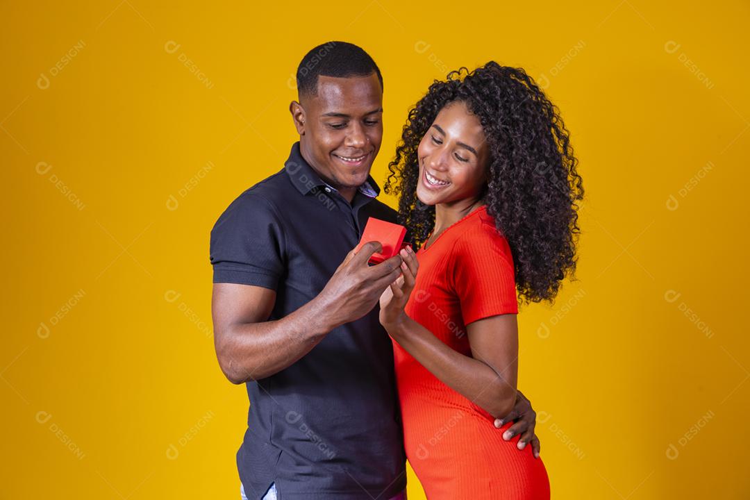 Casal afro-americanos apaixonados
