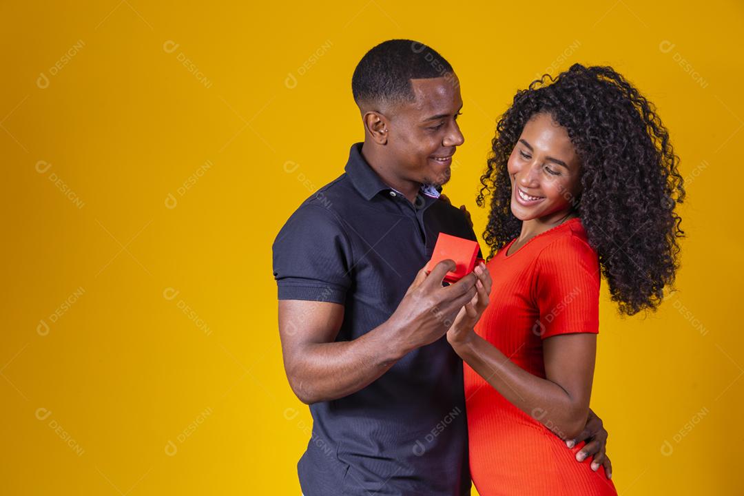 Casal afro-americanos apaixonados