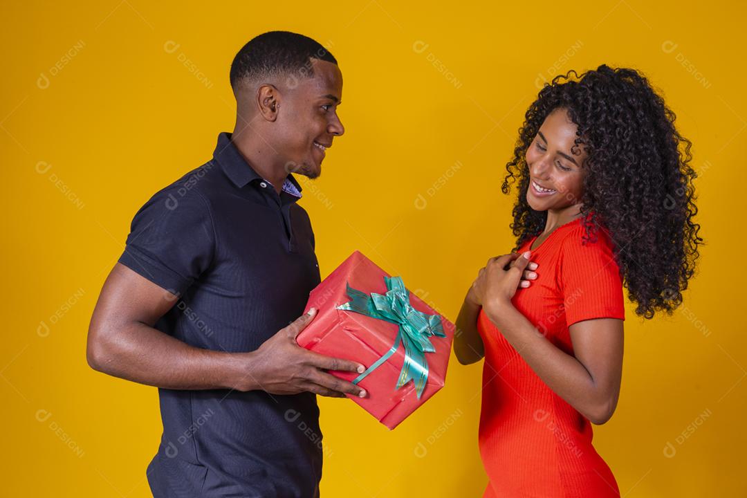 Casal afro-americanos apaixonados