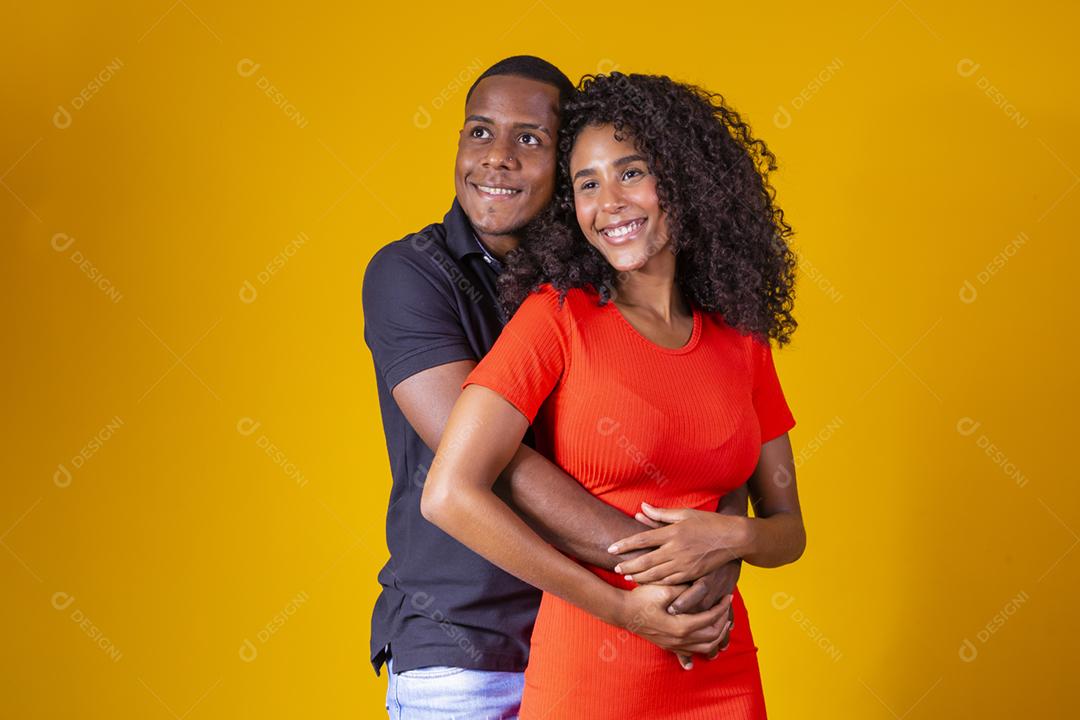 Casal afro-americanos apaixonados