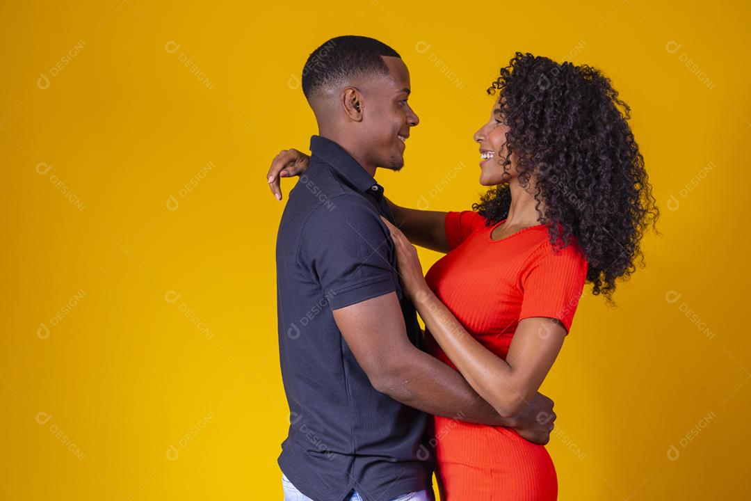 Casal afro-americanos apaixonados