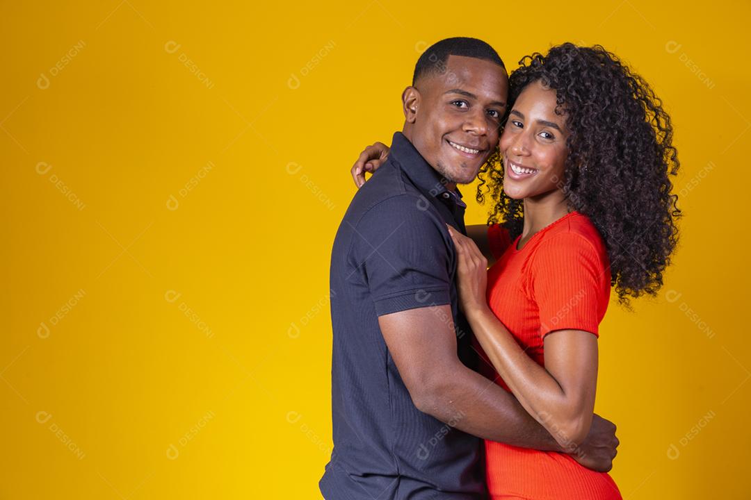 Casal afro-americanos apaixonados
