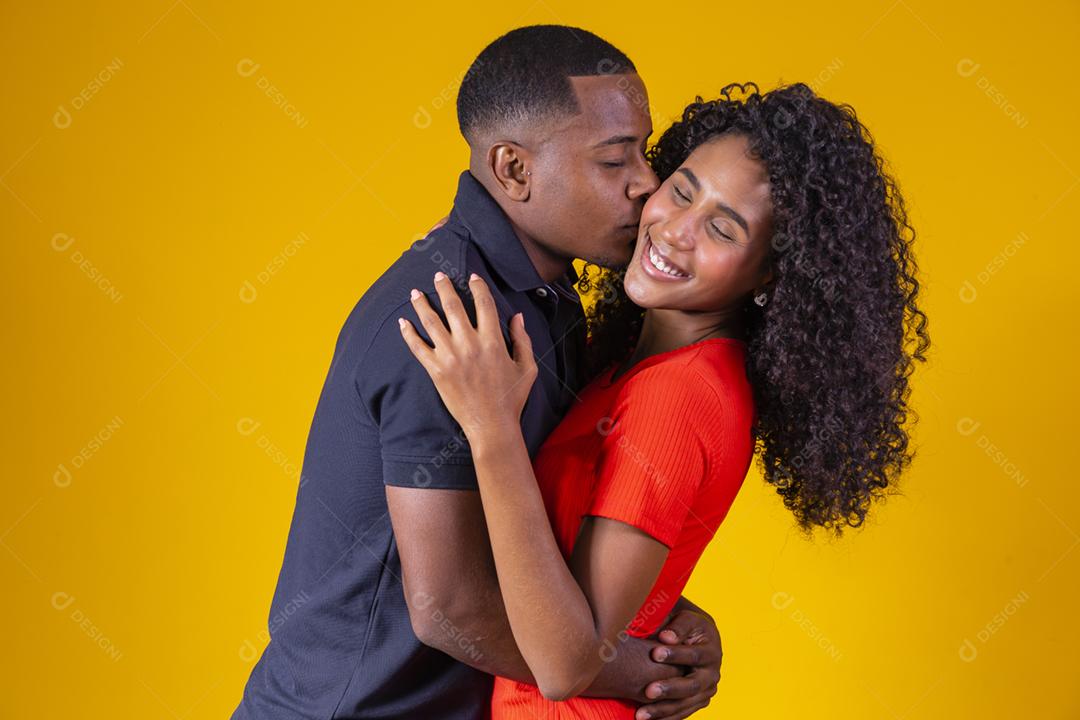 Casal afro-americanos apaixonados