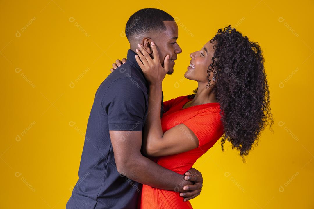 Casal afro-americanos apaixonados