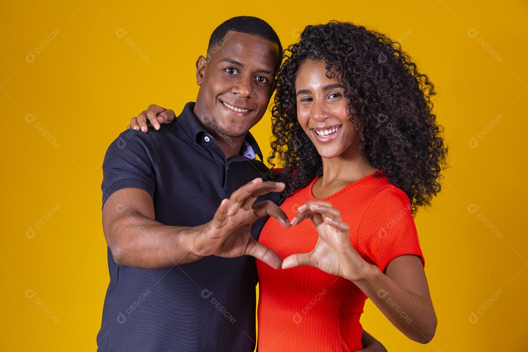 Casal afro-americanos apaixonados