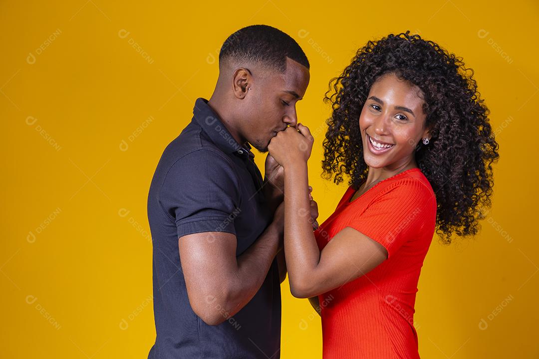 Casal de pessoas homem beijando as mãos de uma mulher