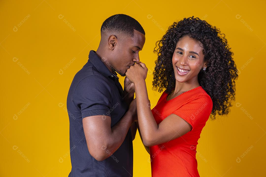 Casal de pessoas homem beijando as mãos de uma mulher