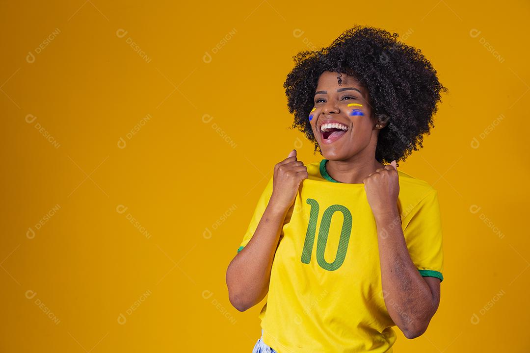 Fã brasileiro. vestindo a bandeira brasileira em um retrato, fã brasileiro comemorando jogo de futebol ou futebol