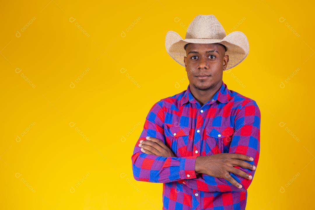 Homem afro brasileiro vestindo roupas típicas para a Festa Junina